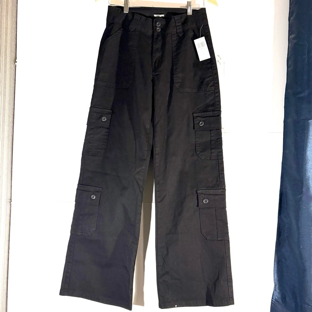 Hot Topic Black Cargo Pants, women’s Sz 7, waist 28, wide leg style, NWT.